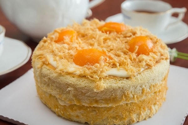 Bánh bông lan trứng muối.