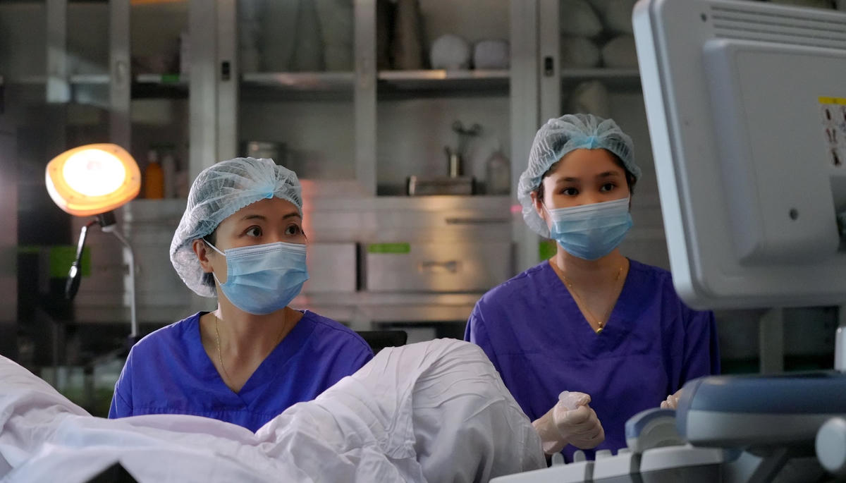 ThS.BS Lê Thị Thu Hiền thực hiện thủ thuật chọc hút noãn (1)