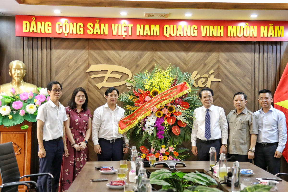 Thay mặt Ủy ban Thường vụ Quốc hội, ông Dương Thanh Bình gửi lẵng hoa của Chủ tịch Quốc hội Vương Đình Huệ tặng báo Đại Đoàn Kết.