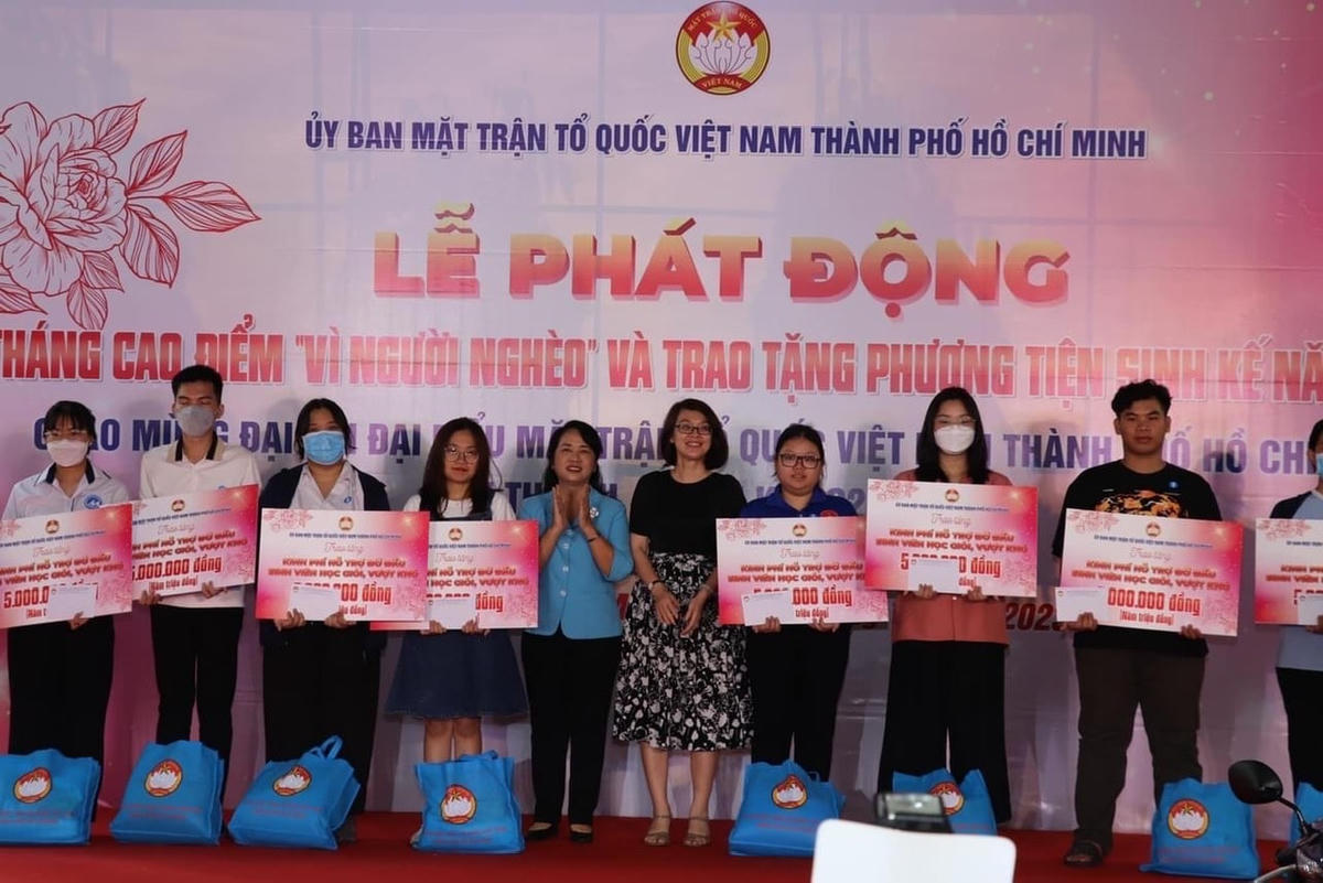 Chủ tịch Ủy ban MTTQ Việt Nam Thành phố Trần Kim Yến trao học bổng cho học sinh, sinh viên.