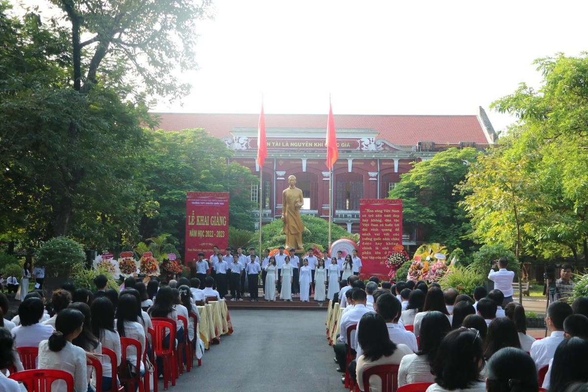 Sáng 5/9, khoảng 280.000 học sinh thuộc các cấp học trên địa bàn tỉnh Thừa Thiên - Huế đến trường dự lễ khai giảng năm học mới.