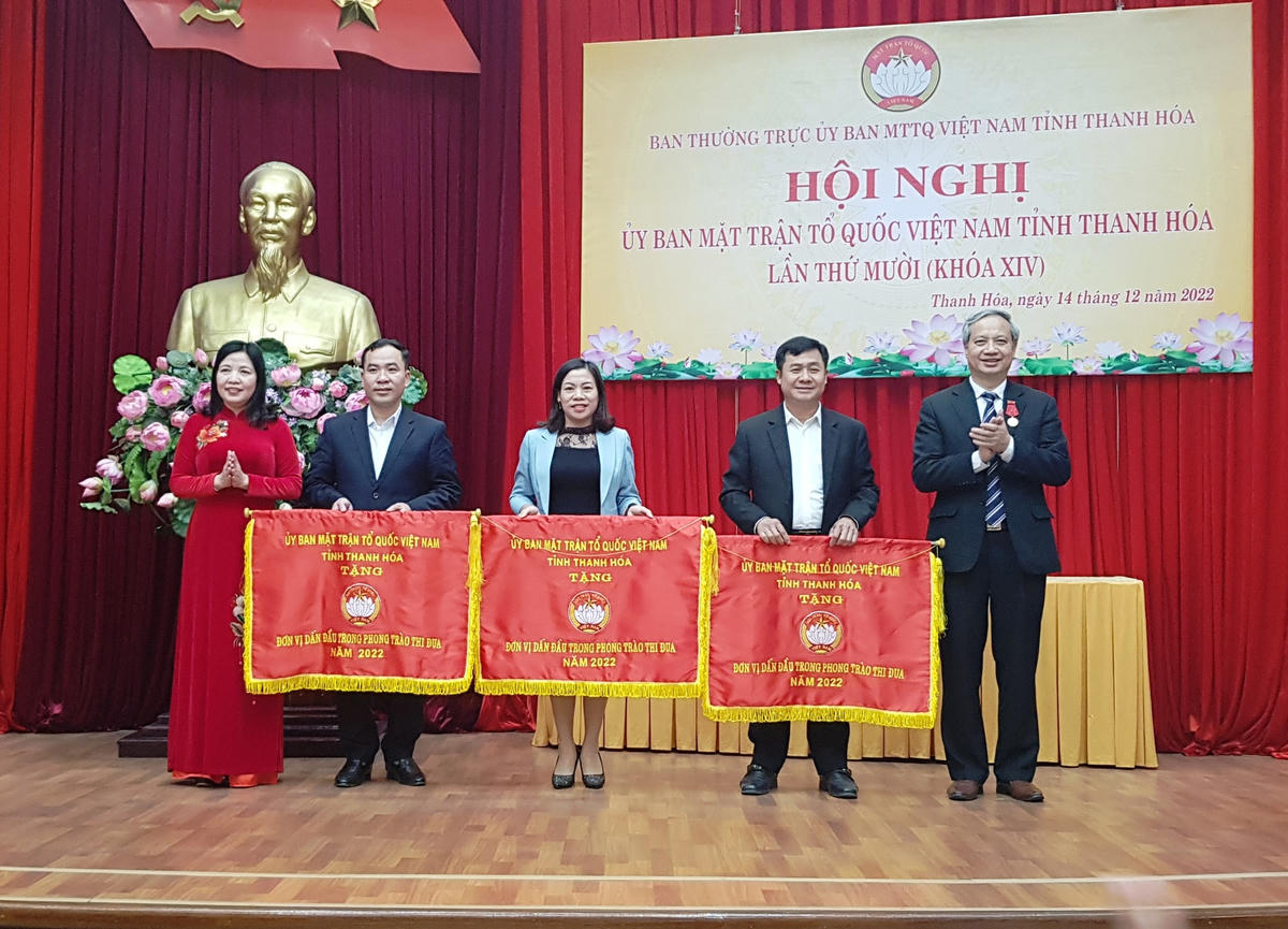 Bà Phạm Thị Thanh Thủy Chủ tịch Ủy ban MTTQ, Trưởng ban Dân vận tỉnh Thanh Hóa tỉnh đã trao Cờ thi đua xuất sắc của Ủy ban MTTQ tỉnh cho 3 đơn vị dẫn đầu trong phong trào thi đua năm 2022; trao Bằng khen của Ủy ban MTTQ tỉnh cho 88 tập thể và 52 cá nhân thuộc hệ thống MTTQ các cấp tỉnh Thanh Hóa đã có thành tích xuất sắc trong công tác Mặt trận năm 2022.