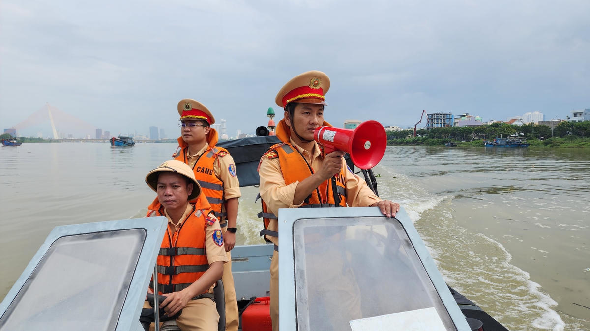 Cảnh sát giao thông đường thủy hướng dẫn tàu thuyền neo đậu an toàn trên sông Hàn.
