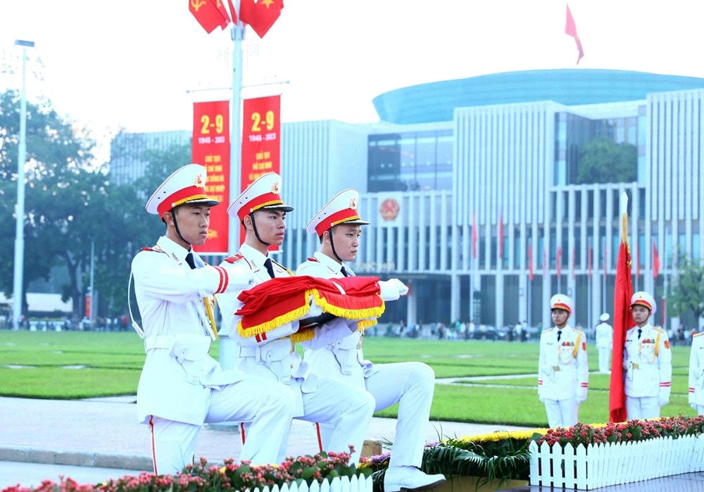 Các chiến sỹ mang Quốc kỳ tiến về phía cột cờ chuẩn bị thực hiện nghi lễ. (Ảnh: Phạm Kiên/TTXVN).