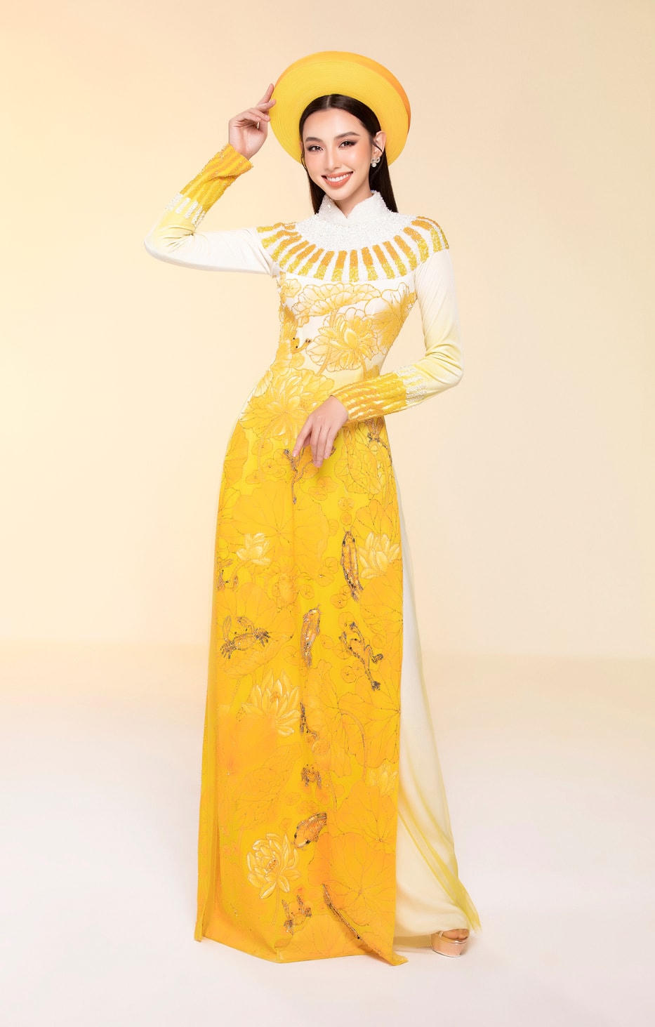 Nguyễn Thúc Thuỳ Tiên xuất hiện với tà áo dài truyền thống - một dấu ấn của văn hóa miền Trung nói riêng và Việt Nam nói chung. Nàng hậu tỏa sáng rực rỡ với gam màu vàng chủ đạo giúp điểm thêm cho nét đẹp kiêu sa của cô nàng.