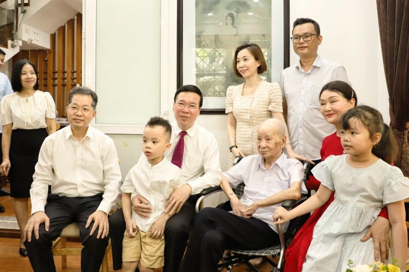 Chủ tịch nước Võ Văn Thưởng và Bí thư Thành ủy Đà Nẵng Nguyễn Văn Quảng chụp ảnh lưu niệm cùng Gia đình văn hóa tiêu biểu của Nhà giáo Nhân dân Nguyễn Trọng Hoàng.