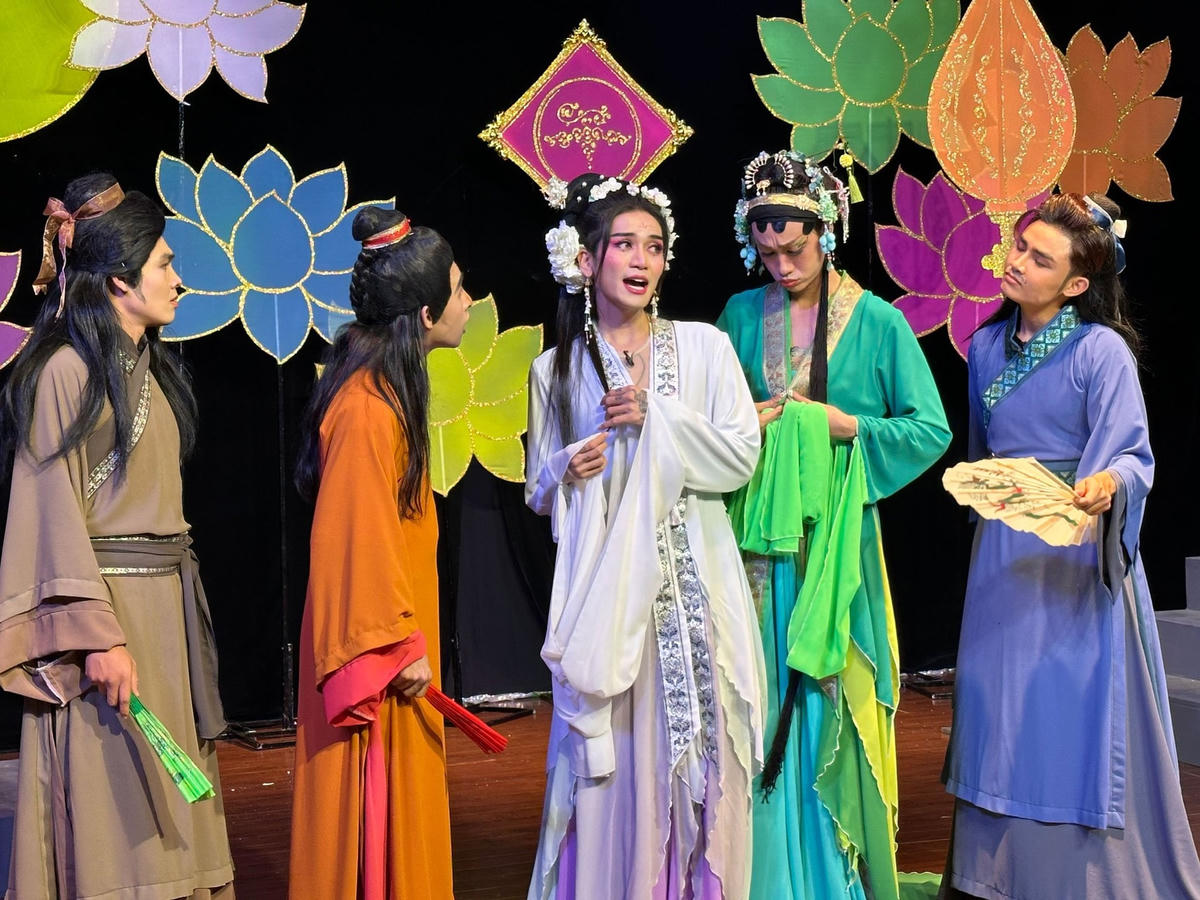 Các loại hình nghệ thuật như điện ảnh, sân khấu... thiếu tiếng nói của các nhà phê bình văn học, nghệ thuật.  
