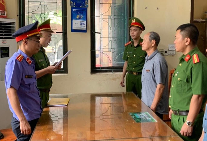 Ông Phạm Gia Luật khi nghe đại diện các cơ quan bảo vệ pháp luật của tỉnh Hà Nam đọc các quyết định tố tụng.