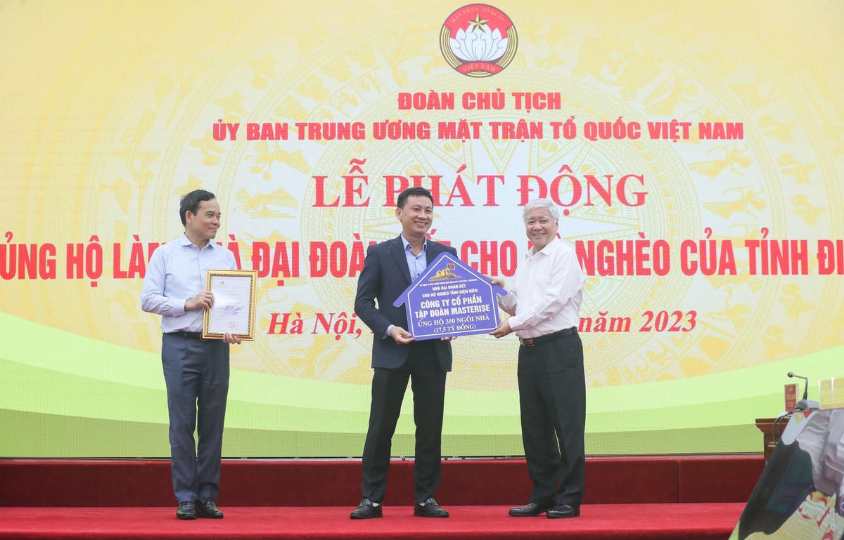 Chủ tịch Đỗ Văn Chiến tiếp nhận ủng hộ từ Công ty cổ phần Tập đoàn Masterise.