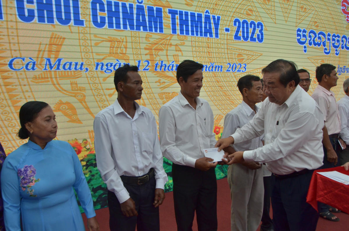Chủ tịch UBMTTQ Việt Nam tỉnh Cà Mau Trần Văn Hiện tặng quà cho người uy tín trong đồng bào dân tộc Khmer.