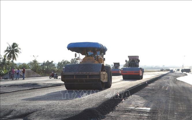 Thi công tại cao tốc Phan Thiết - Dầu Giây. Ảnh: Công Phong/TTXVN.