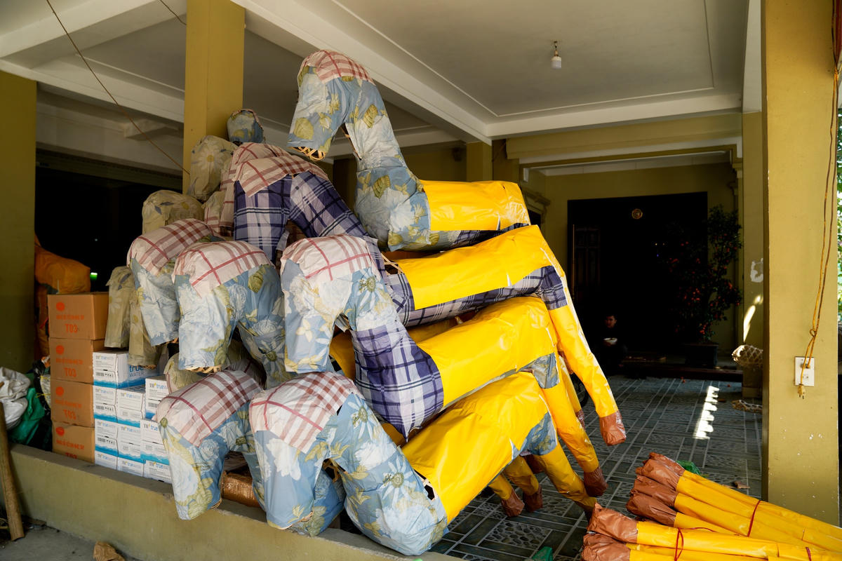 Một cơ sở sản xuất vàng mã đang chuẩn bị những con ngựa giấy để phục vụ du khách làm lễ tại đền.Ông Trịnh Công Minh, Phó trưởng Ban Quản lý Khu di tích đền Chợ Củi, thừa nhận tại đền vẫn còn tồn tại trạng ăn xin, nhét tiền lẻ, lạm dụng đốt vàng mã. "Mặc dù Ban Quản lý đã khuyến cáo người đi lễ không nên đốt ngựa giấy, vì nó ảnh hưởng đến môi trường. Tuy nhiên tín ngưỡng và nhu cầu của du khách nên việc cấm hẳn thì rất khó. Thời gian tới, đơn vị này sẽ cố gắng khắc phục", ông Minh nói.