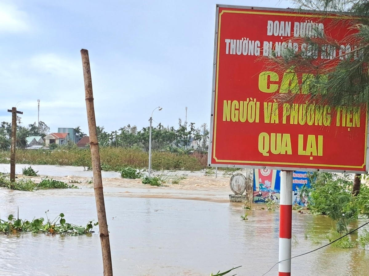Nước dâng cao, chạy xiết gây cô lập thôn Đông Bình