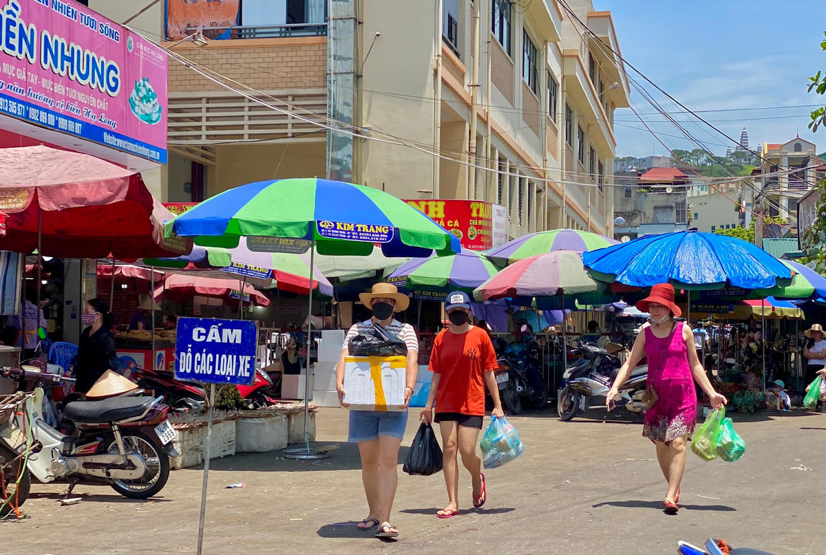 Khách du lịch phấn khởi khi mua được hải sản tươi ngon mang về làm quà.