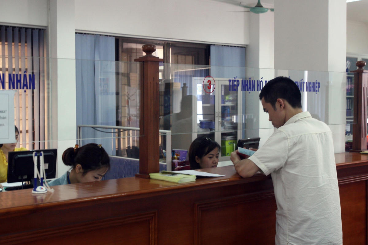 Sản xuất khó khăn, nhiều người mất việc làm thủ tục bảo hiểm thất nghiệp. Ảnh: Quang Vinh.