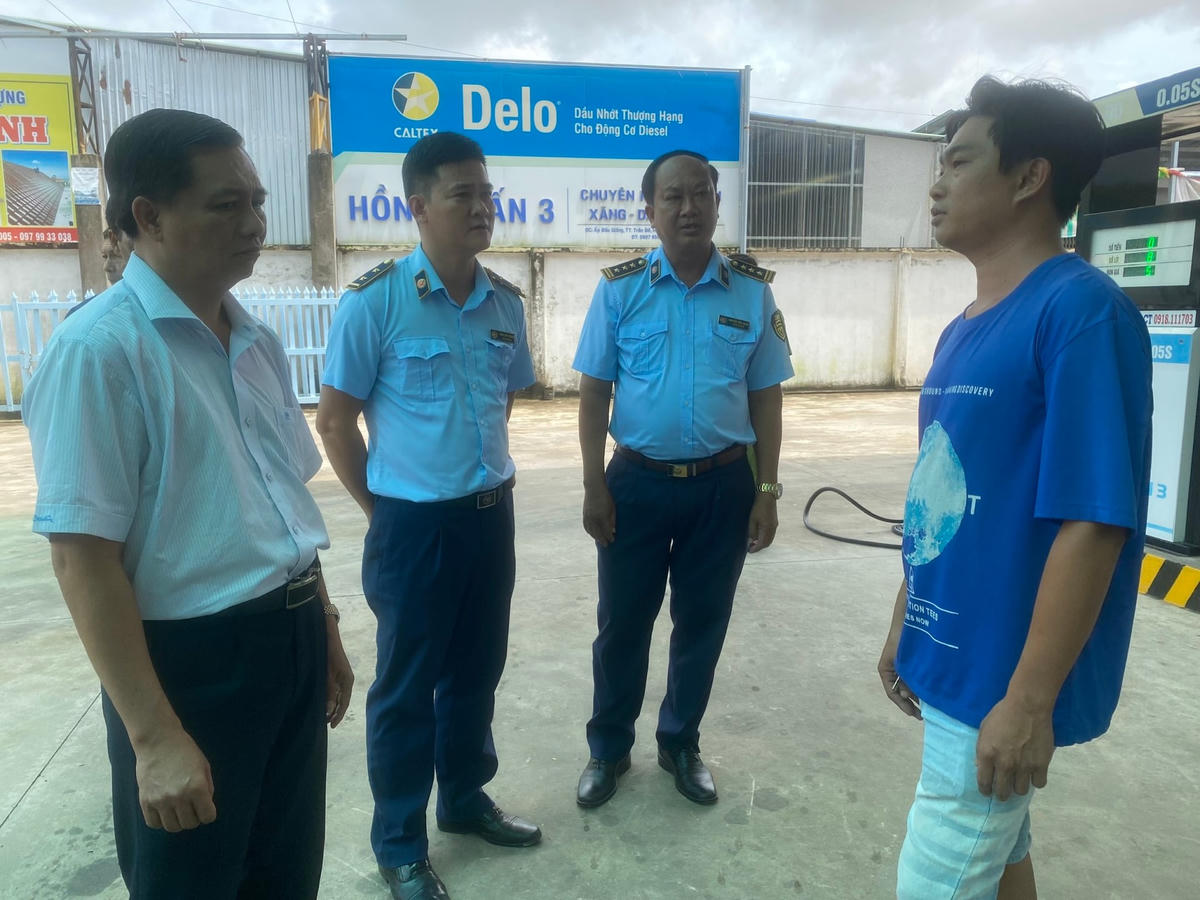 Chủ tịch UBND tỉnh Sóc Trăng Trần Văn Lâu trao đổi với chủ cây xăng về việc thiếu xăng dầu cục bộ.