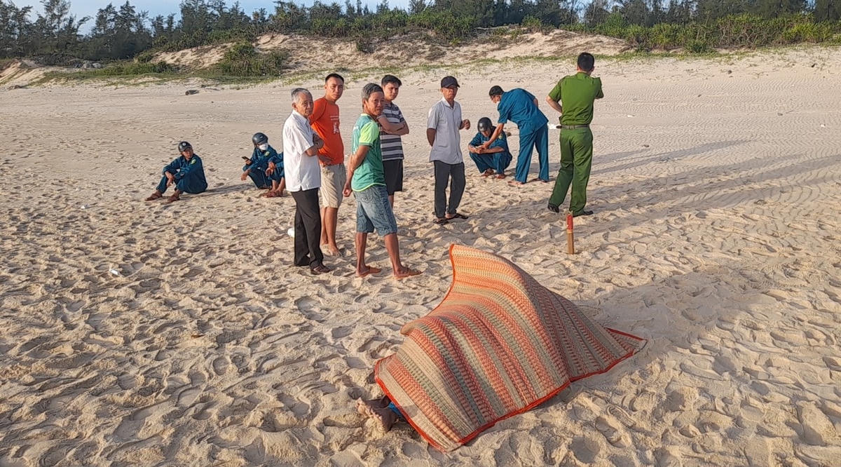 Người dân phát thi thể ông Ch. tại bãi biển Tỉnh Thủy.