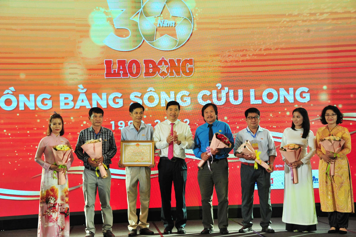 Chủ tịch UBND tỉnh Đồng Tháp tặng Bằng khen.
