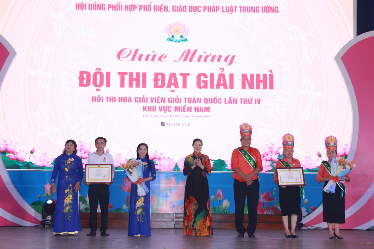Bà Trương Thị Ngọc Ánh, Phó Chủ tịch UBTƯMTTQ Việt Nam, trao giải Nhì cho 2 đội TP HCM và Đồng Tháp.