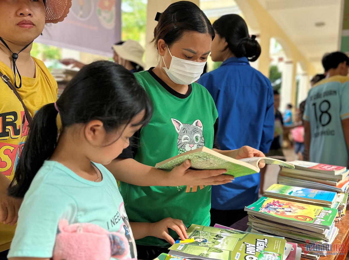 Gian hàng 0 đồng có đủ thể loại sách phù hợp với nhiều lứa tuổi.