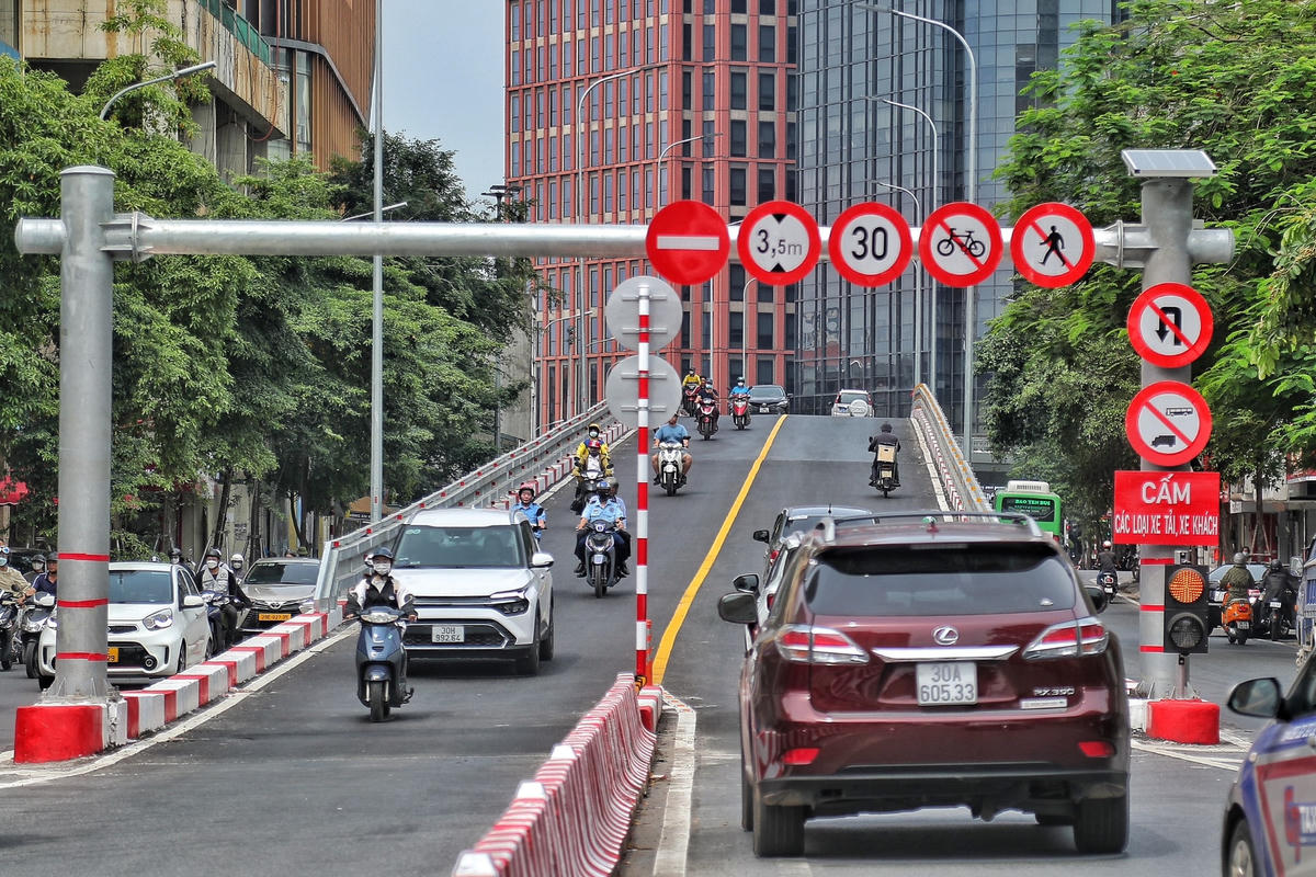 Xe tải, xe khách, người đi bộ và xe đạp bị cấm lưu thông trên cầu vượt chữ C.