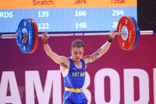 Lại Gia Thành thi đấu môn Cử tạ ở hạng cân 55 kg Nam. (Ảnh: TTXVN).