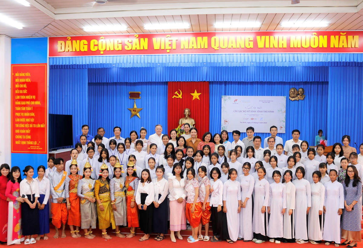 60 nữ sinh tham gia CLB Nữ sinh Hoa bản làng và các khách mời chụp ảnh lưu niệm. 