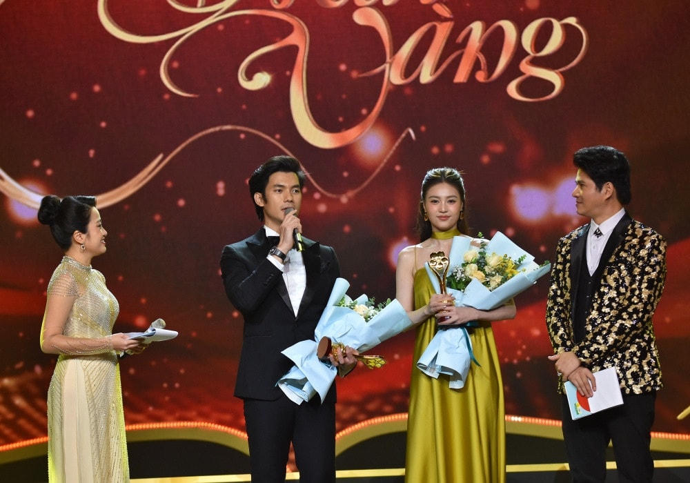 Nhan Phúc Vinh và Ninh Dương Lan Ngọc thắng giải Nam - Nữ diễn viên của năm.