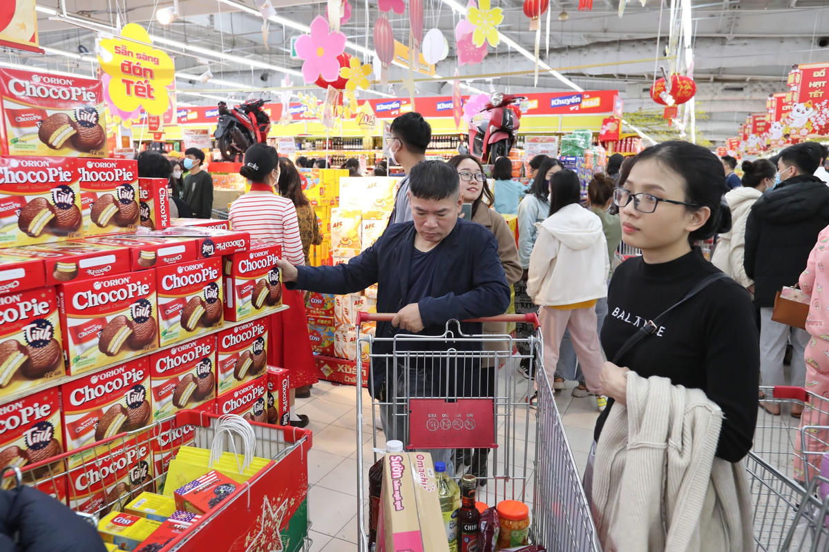 Thị trường hàng hóa sôi động dịp cuối năm. Ảnh: Quang Vinh.