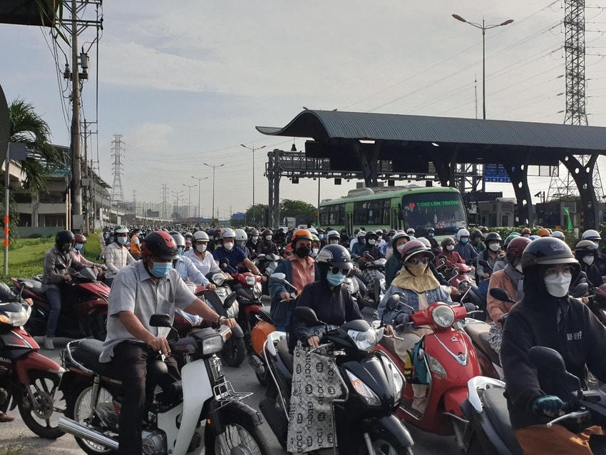 Ùn tắc vì các phương tiện đi đường vòng, đi rẽ ngang vào trạm thu phí BOT