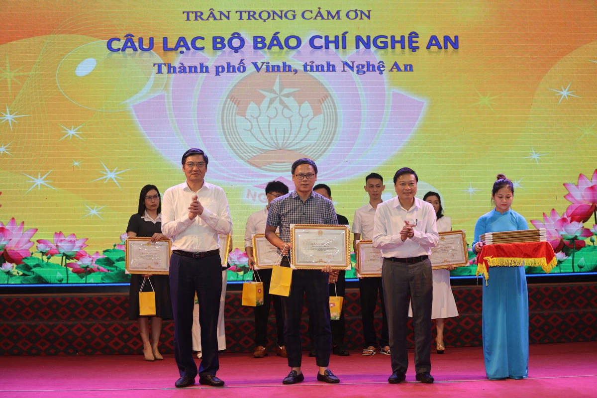 Trong 3 năm qua (từ 2021-2023) CLB Báo chí Nghệ An đã kêu gọi ủng hộ hơn 3 tỷ đồng cho các em vùng cao, những hoàn cảnh khó khăn, hộ nghèo trong toàn tỉnh. Ảnh: Điền Bắc