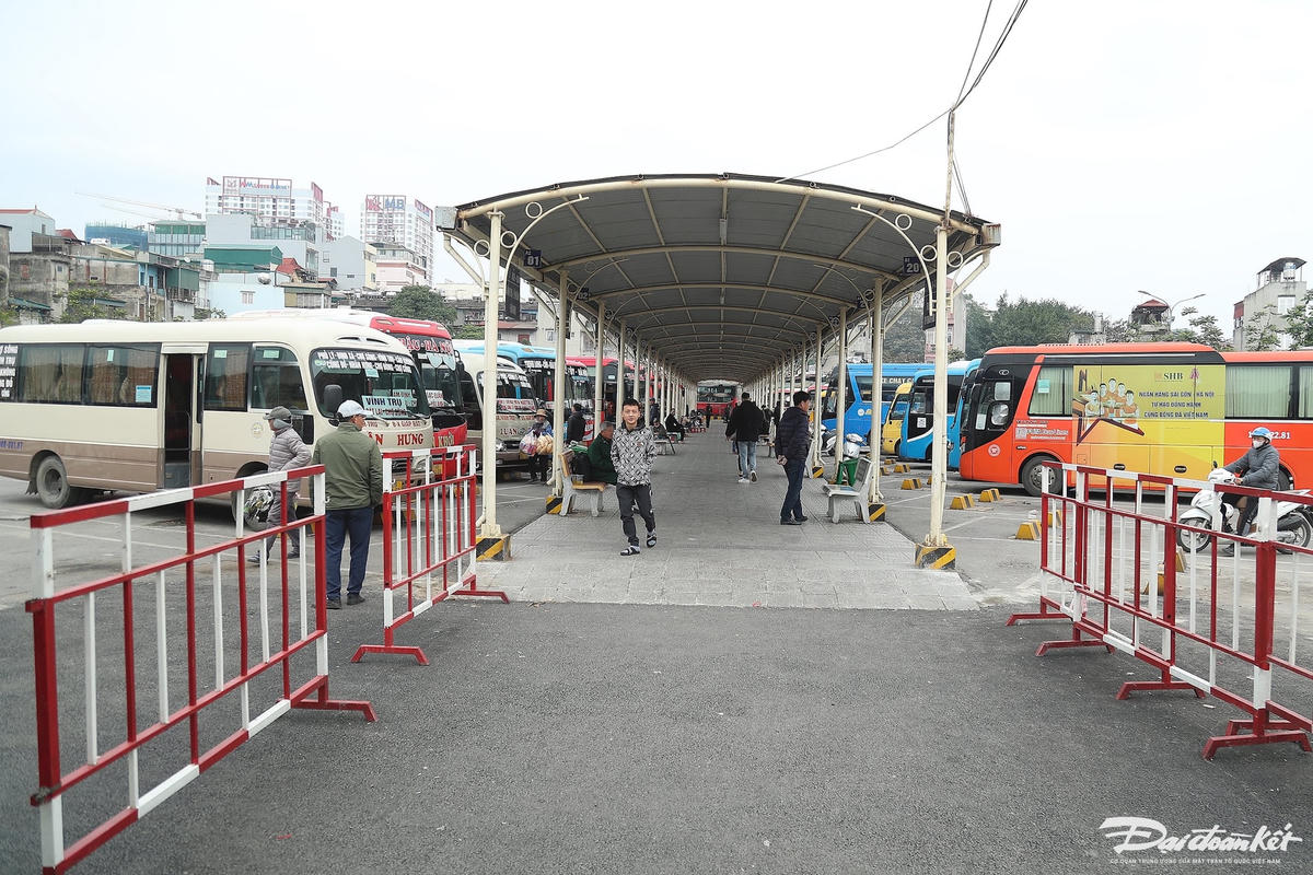 W_ben_xe_vang_ve-le-khanh10.jpg