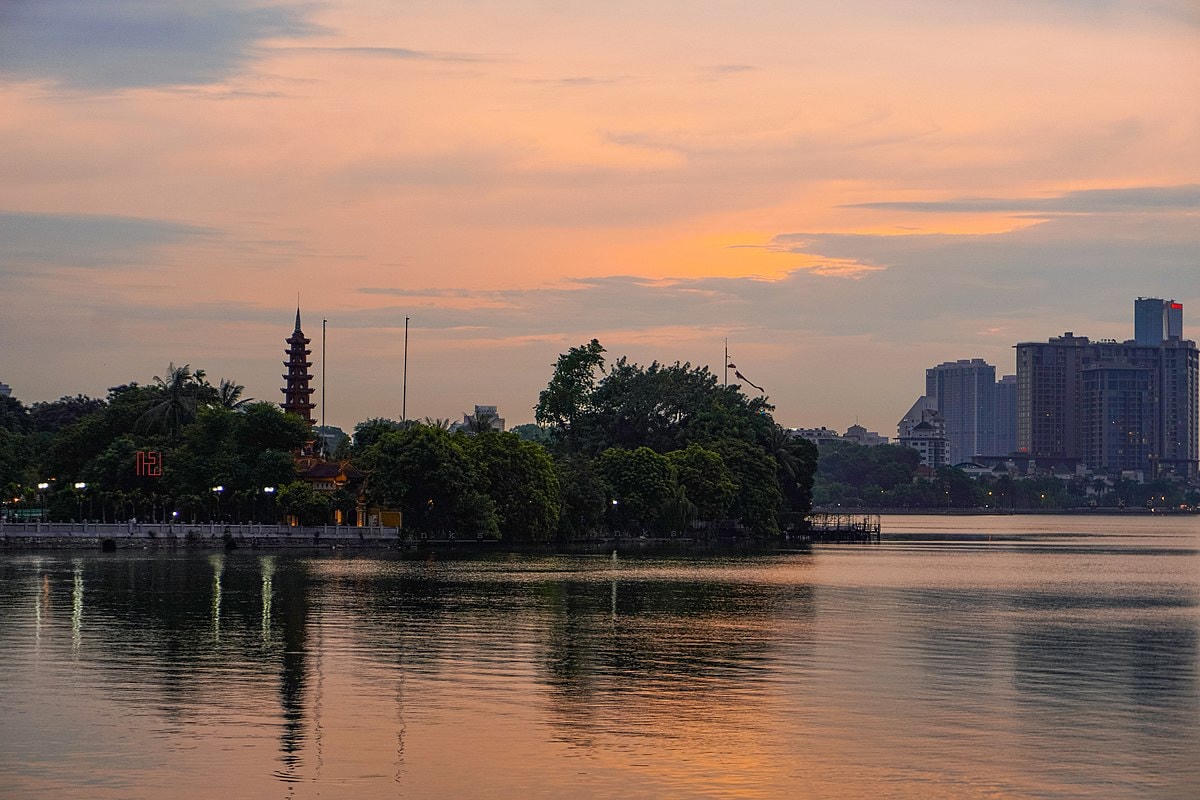 Chùa Trấn Quốc uy nghiêm giữa lòng hồ. Ảnh: Thu Quỳnh.