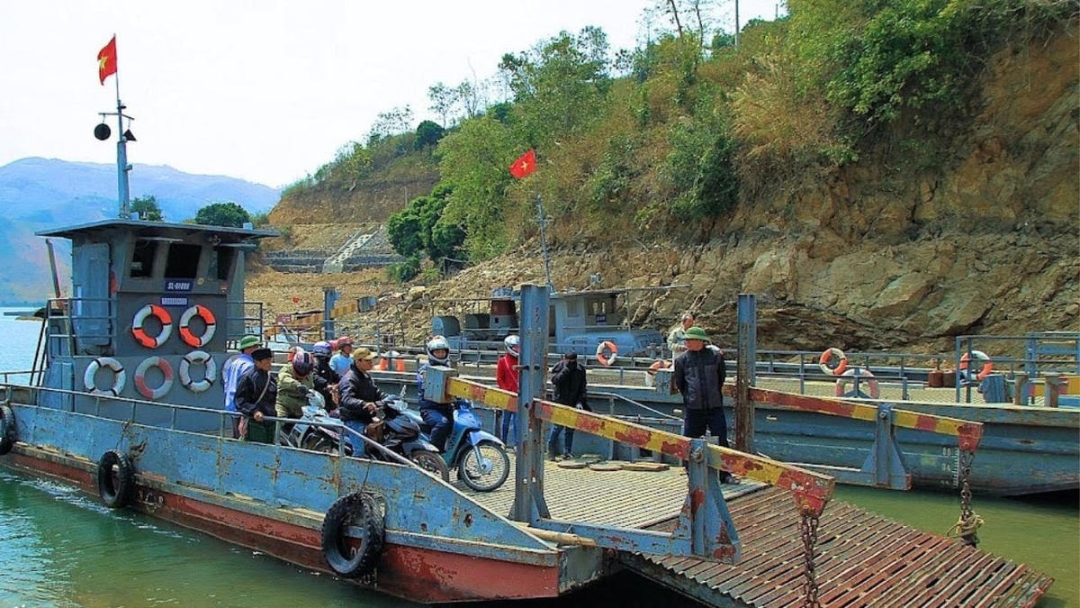 Bến phà Vạn Yên.