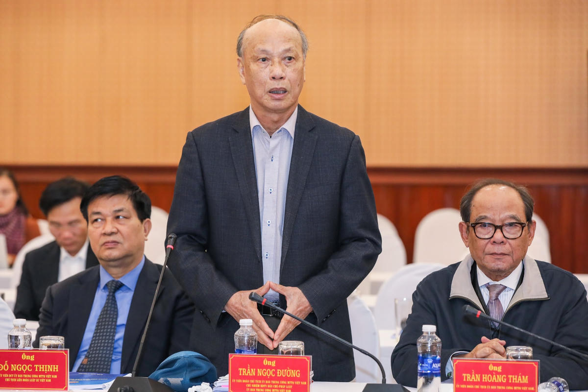 Ông Trần Ngọc Đường, Chủ nhiệm Hội đồng tư vấn về Dân chủ - Pháp luật UBTƯ MTTQ Việt Nam phát biểu tại Hội nghị. Ảnh: Quang Vinh.