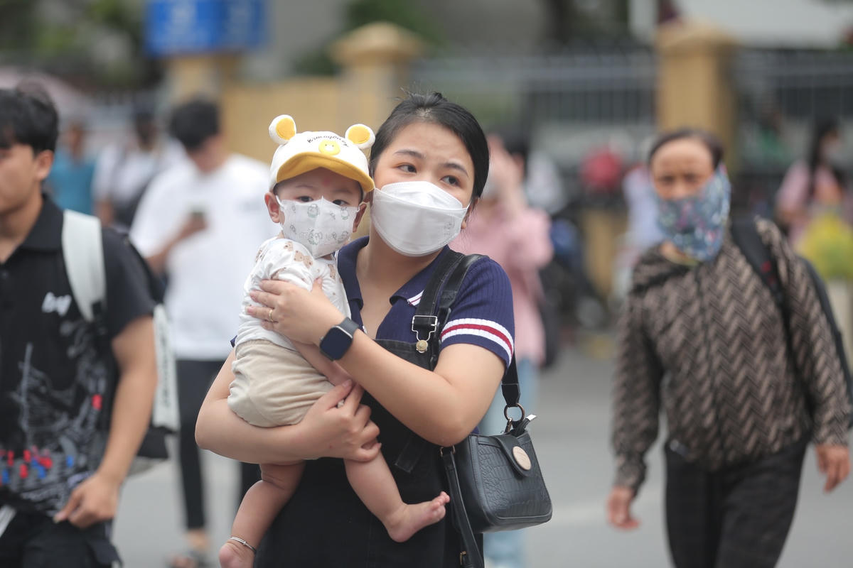 Nhiều em nhỏ cùng gia đình quay trở lại Thủ đô sau 4 ngày nghỉ lễ.