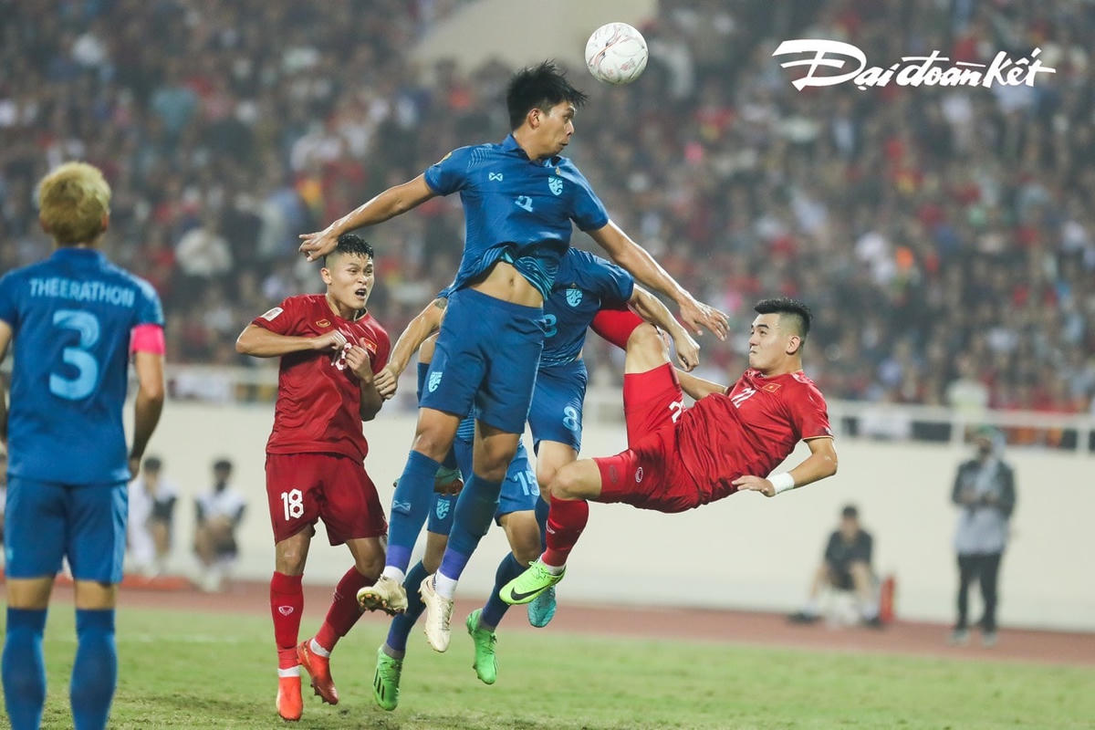 Cú quay người đá vô lê của Tiến Linh. Ảnh: Quang Vinh.