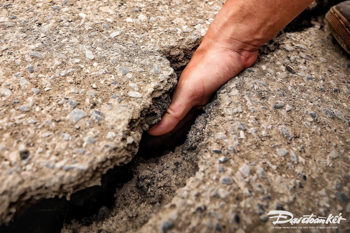 Thậm chí, vết nứt lớn trên mặt đường đê Âu Cơ trước số nhà 277 còn