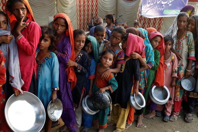 Các nạn nhân lũ lụt tập trung để nhận thực phẩm cứu trợ ở Pakistan.