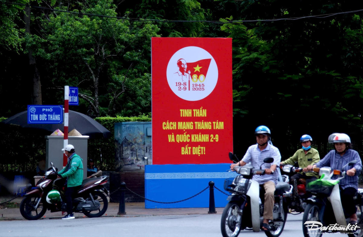 Không khí chào mừng kỷ niệm 80 năm Cách mạng Tháng Tám và Quốc khánh (2/9/1945 - 2/9/2025) lan tỏa khắp phố phường Thủ đô. Ảnh: Phạm Sỹ.