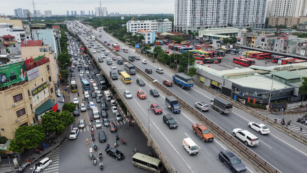 Tại khu vực trước cổng bến xe Nước Ngầm lúc 8h sáng cũng xảy ra ùn tắc kéo dài.