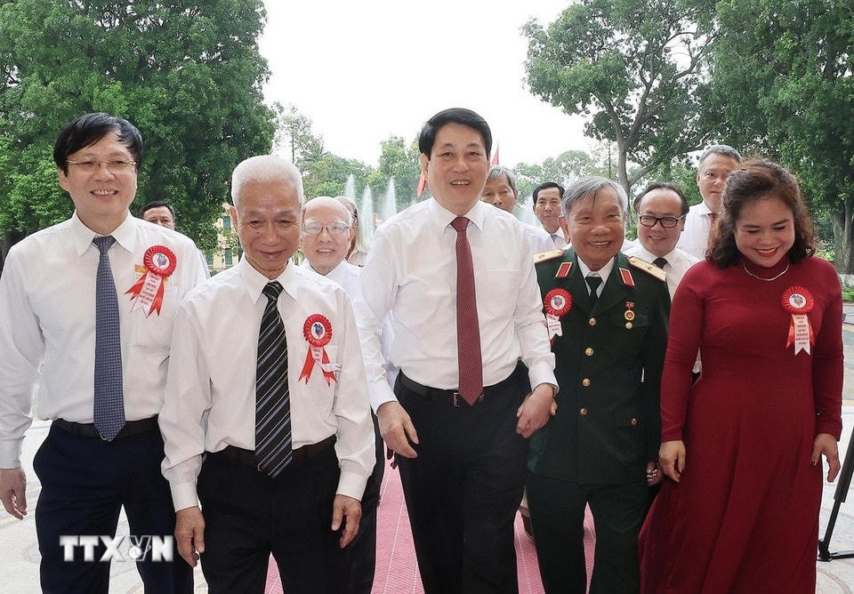 Chủ tịch nước Lương Cường với các nhà báo tiêu biểu toàn quốc. (Ảnh: Lâm Khánh/TTXVN)