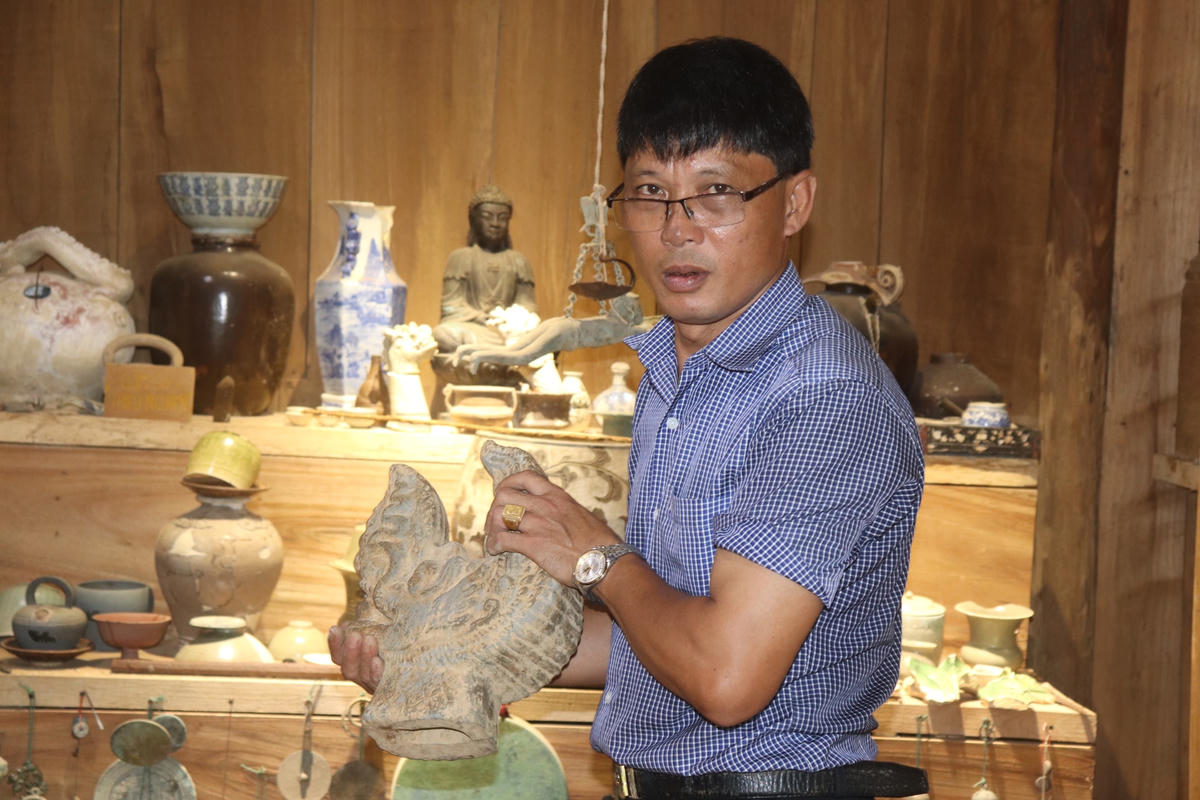 "Ngày đó đi buôn lợn cũng có thu nhập tạm ổn, sau đó đến trâu, bò, nói chung tôi là hễ thấy công việc có lợi nhuận là làm. Cuộc đời tôi như một cuốn tiểu thuyết, tôi làm đủ nghề để sống và khi đến với đồ cổ lại là niềm đam mê chẳng thể nào thay đổi được", anh Hưng tâm sự.