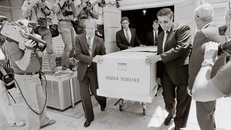 Thi thể của David Kennedy được đưa ra khỏi nhà tang lễ. Ảnh: Historyhit.