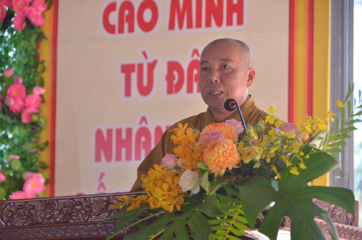 Thượng toạ Thích Giác Nghi,Trưởng Ban trị sự Giáo hội phật giáo Việt Nam tỉnh đọc diễn văn Đại Lễ Phật Đản năm 2023.