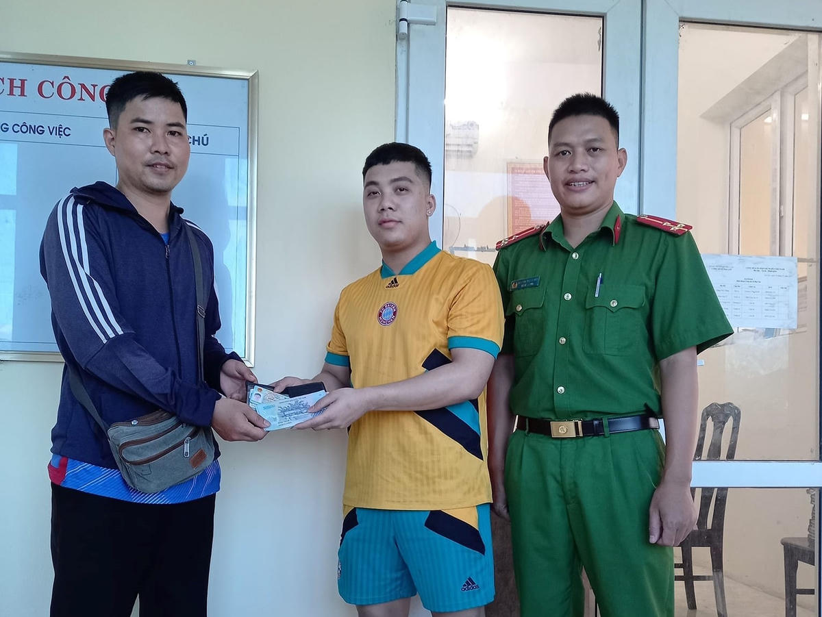 Anh Trường (áo vàng) trả lại ví cùng số tiền gần 13 triệu đồng cho anh Duẩn (áo xanh).