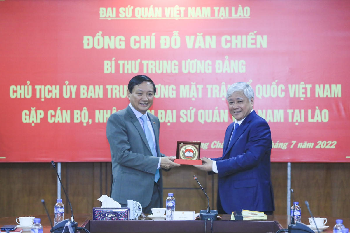 Bí thư Trung ương Đảng, Chủ tịch UBTƯ MTTQ Việt Nam Đỗ Văn Chiến tặng quà lưu niệm cho Đại sứ quán Việt Nam tại Lào. Ảnh: Quang Vinh.