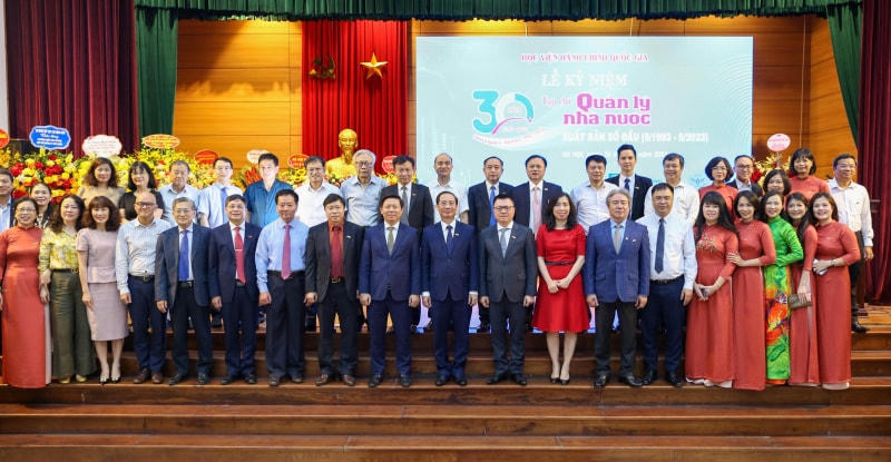 Các đại biểu chụp ảnh lưu niệm tại lễ kỷ niệm.