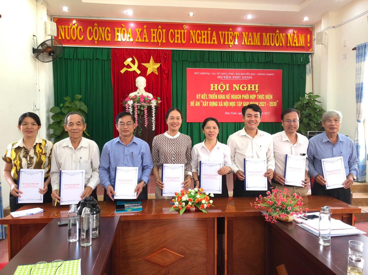 Các thành viên cùng MTTQ Việt Nam huyện ký kết chương trình hành động.