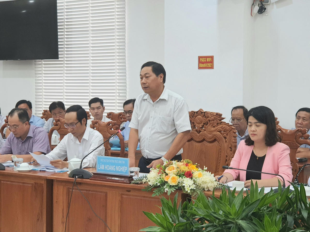 Đại diện Hội đồng phối hợp PBGDPL tỉnh Sóc Trăng báo cáo với Đoàn kiểm tra về công tác phổ biến, giáo dục pháp luật, hoà giải ở cơ sở, chuẩn tiếp cận pháp luật năm 2022 và 6 tháng đầu năm 2023.